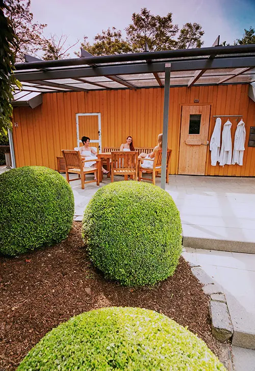 Destillensauna aussen mit Sitzgruppe