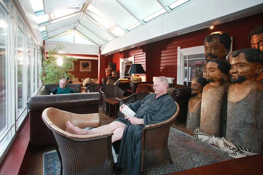 Männer lesen entspannt im Saunaparadies Wettenberg