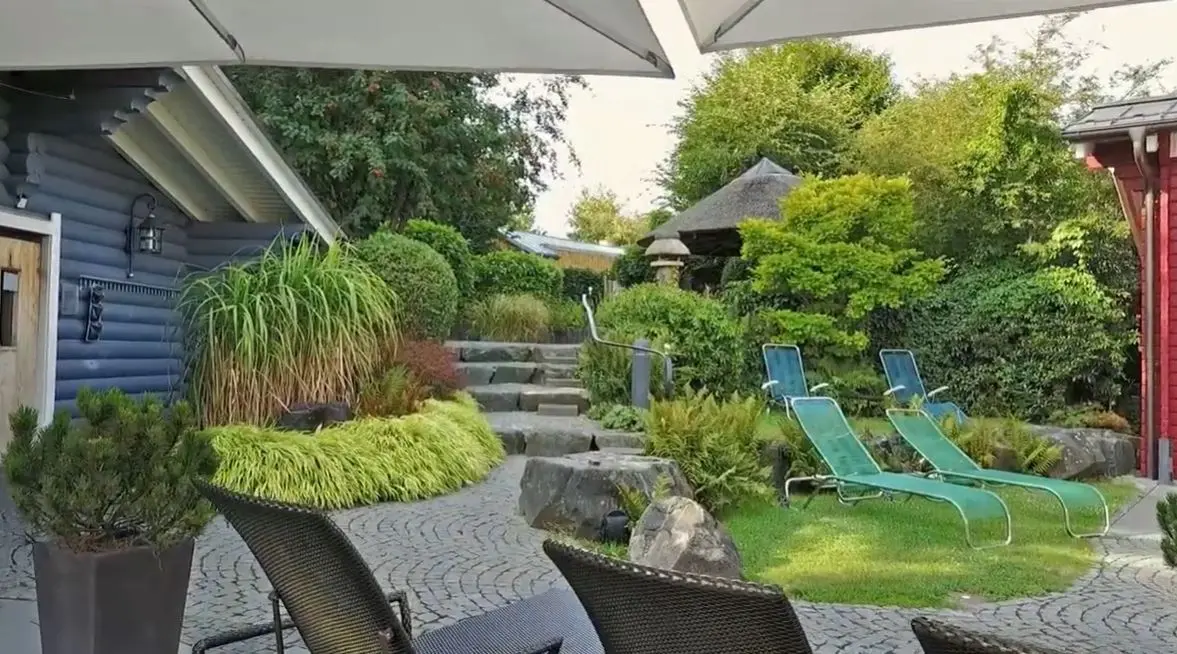 Gemütlichkeit nicht nur bei schönem Wetter - Unser großer Garten im Saunaparadies Wettenberg